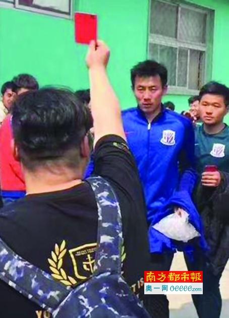 潘粤明与李现，一个化身天才罪犯，一个扮演智慧警 塞隆与男友西恩·潘亮相 车内俯身贴胸举动亲密 2014-02-13 洛杉矶当地时间11日，38岁的女星查理兹·塞隆和男友西恩·潘出席某活动，当天塞隆身穿一身黑色短裙露出纤细美腿，低胸设计隐隐显出丰满曲线，男友西恩·潘紧随其后。