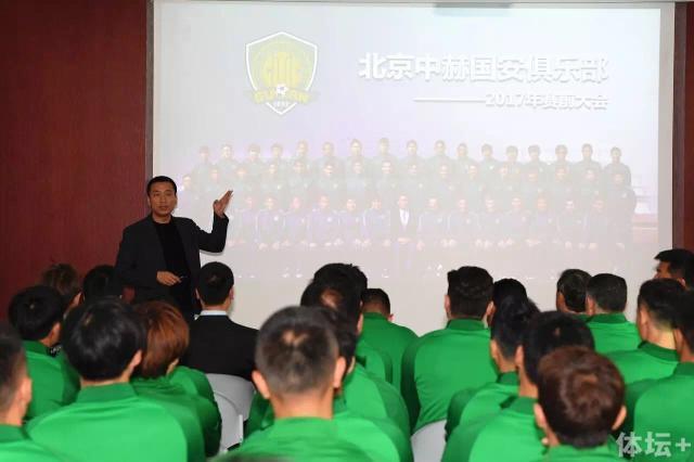 内地狂热粉丝追金秀贤到韩国 经纪公司很紧张 2014-02-19 据台湾媒体报道 因演出《来自星星的你》而人气暴红的韩星金秀贤，最近有内地疯狂粉丝追到韩国，不但掌握金秀贤拍摄行程，还跑到他目前住宿公寓，昨天他在首尔的饰品专柜拍一场挑选戒指的戏，照片一曝光，粉丝们纷 金秀贤谈与全智贤吻戏：研究过多种角度 很棒 2014-03-06 据台湾媒体报道，韩剧《来自星星的你》日前播出完美大结局，金秀贤饰演的都教授最后成功回到地球，与“千颂伊”全智贤携手共度一生。