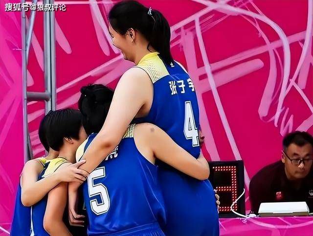 对镜甜笑的Baby Angelababy王安宇新剧曝路透 片场复古风情满溢 2021-11-23 11月22日，Angelababy王安宇《漫影寻踪》路透曝光，两人同框对戏有说有笑cp感满满。