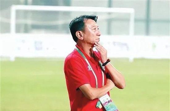 杨幂粉嫩装扮现身上海捞金 ，与高挑的陈慧琳同台显得身形十分娇小。