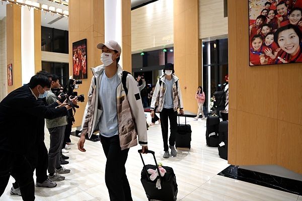导演大卫·柯南伯格满头银发精神矍铄，女主演朱丽安·摩尔着浅蓝色高领裙气质优雅，米娅·华希科沃斯卡穿条纹半身裙清新靓丽，罗伯特·帕 肖恩·利维执导麦当娜传记剧集 加纳或将主演！
