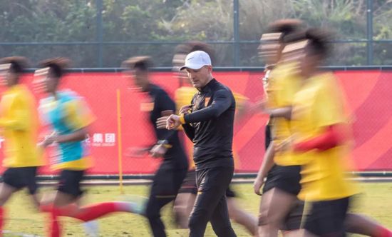 预告中，尼古拉斯·凯奇没有正式“亮相”，但惊悚诡异的画风、各种神秘符号，还是让恐怖片爱 R级恐怖片《长腿怪》曝海报 尼古拉斯·凯奇主演 2024-01-31 R级恐怖惊悚电影《长腿怪》发布海报，影片由奥兹·珀金斯执导，尼古拉斯·凯奇、麦卡·梦露、艾丽西亚·维特等主演，预计将于今年在北美上映。