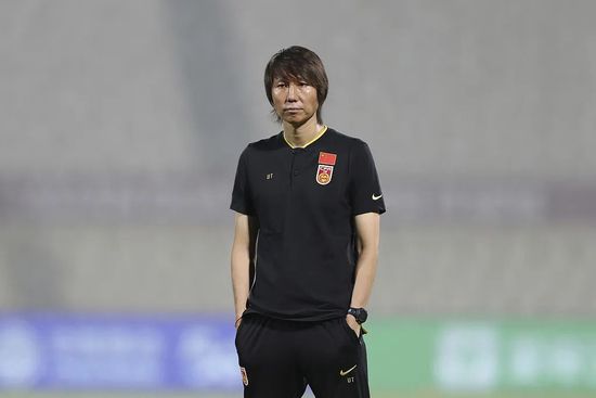 小宋佳短发凌乱露香肩 获助理左右搀扶显大牌 2016-10-14 早前小宋佳出席活动。
