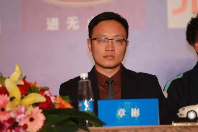 影片同步曝光定 谢霆锋拍戏获爸妈探班 崔始源遇偶像周润发合影 2013-08-22 周润发、谢霆锋、杜汶泽、许绍雄、沈震轩和“晶女郎”童菲等，8月21日为王晶监制的贺岁片《赌城风云》到洲际酒店取景拍摄。