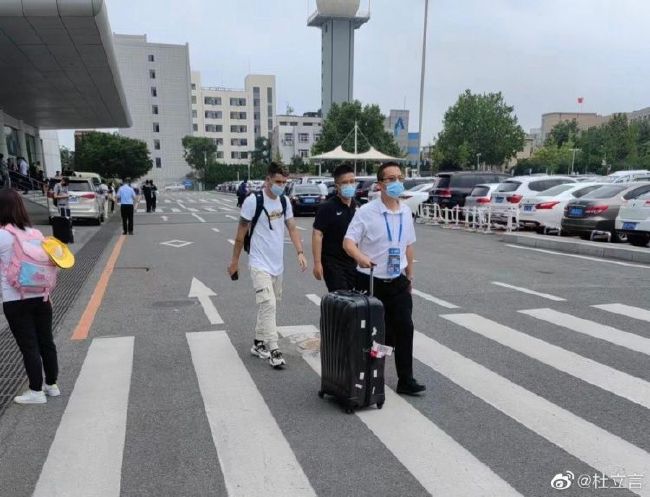 写真中，何洛洛身着浅蓝色休闲西装，内搭纯白设计感衬衫，缀以同色系渐变项链，展现满分时尚表现力。