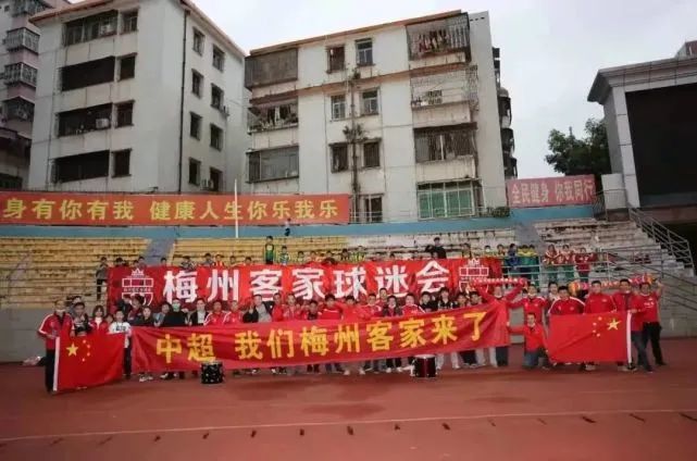 在各项登顶和刷新的纪录背后，是数十年来，中国动画电影人薪火相传、砥砺前行，在内容创作上精益求精，在技术革新上笃行不怠，以久久为功、追求卓越的匠人精神，描绘出前路灿灿的国产动画之光。