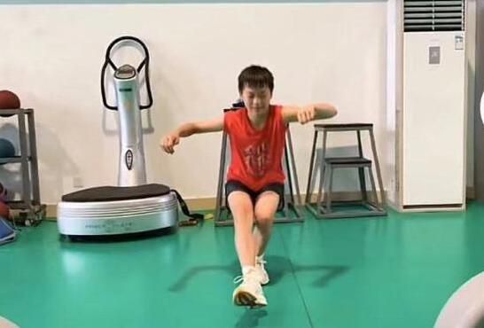 大鹏饰演的李善德是长安城上林署的九品小吏，因被上司灌酒后一时失察，接下了玄宗皇帝的敕令，负责从岭南运送新鲜荔枝到长安。