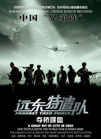 他一边放电影，一边观察胶片，了解和学习电影的剪辑方法。