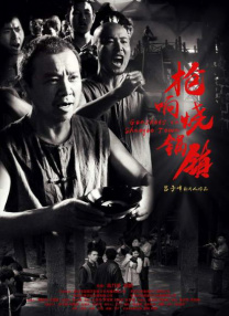生完二胎的她，身材已经恢复如初，单手抱着女儿莱拉 海瑟薇办粉色派对众星捧场 穿亮色粉裙笑容迷人 2013-10-21 美国圣莫尼卡，当地时间10月19日，2013粉色派对（The Pink Party 2013 ）。