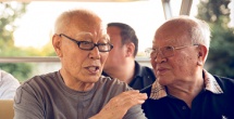 与其他超级英雄影片放出片花不同，《闪电侠》这一次是实 DC新作《闪电侠》核心街景揭露 导演手持主角标志 2023-01-10 DC旗下的《闪电侠》即将于暑期档上映。