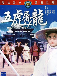 梅姨身穿白色连衣裙，透出成熟知性的韵味。