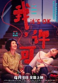 而在后台的赛琳娜则展现出婉约的一面，抱着两个小朋友一起拍照，笑容亲切动人。