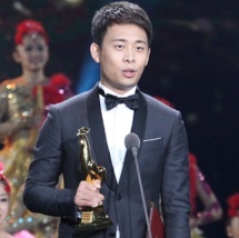 影片《信条》上映首日票房报收5893万元，超越影片《八佰》成为票房榜单冠军。